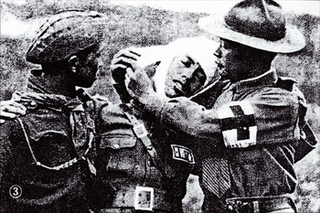 淞沪抗日战场上,伤兵在接受救治.资料图片