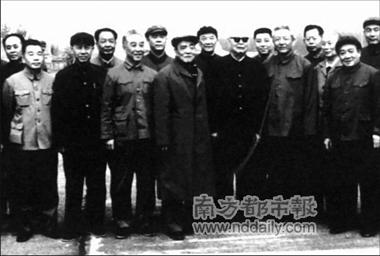 　　1979年,叶剑英与广东省主要领导人习仲勋、杨尚昆、焦林义、刘田夫、王全国(左一)等在机场合影。