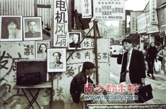 　　1990年1月,在深圳罗湖街头,墙上大字指示着发廊去处。在广东人的记忆里,发廊总是与道路纵横交错幽深危险的城中村联系在一起。余海波摄