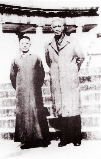 1947年1月28日,蒋光鼐(左,蔡廷锴在十九路军淞沪抗日阵亡将士坟场